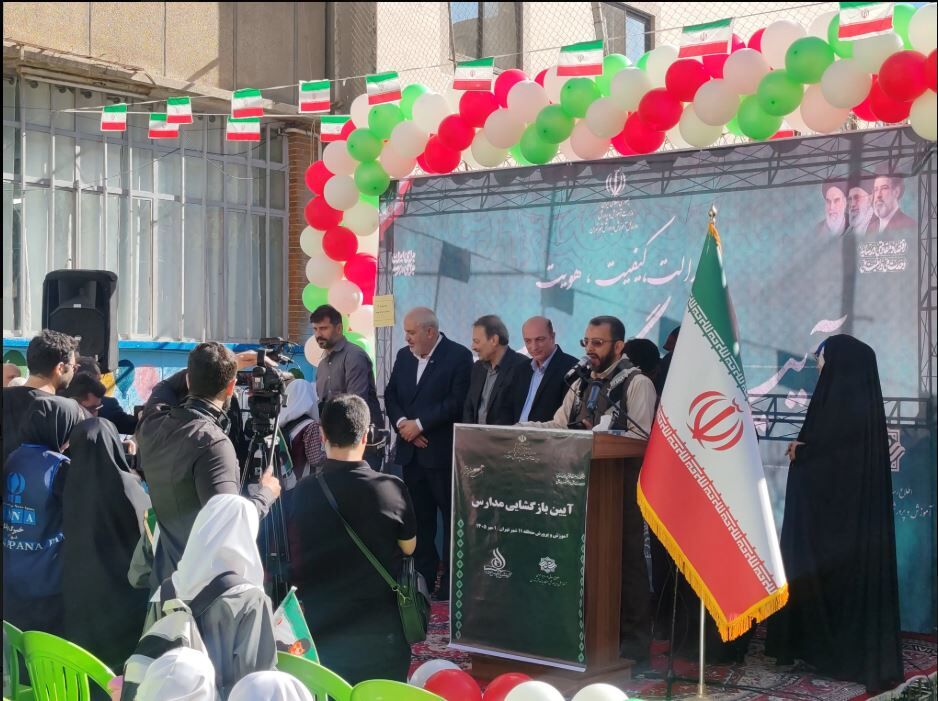 زنگ مهر در دبستان دخترانه توحید تهران با حضور وزیر نیرو به صدا درآمد