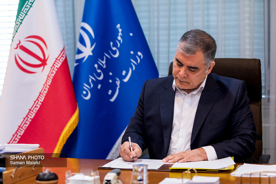 وزیر نفت: ملت ایران در دفاع از استقلال تسلیم نخواهد شد